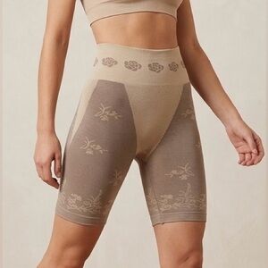 High Waisted Stretchy Ribbed Floral Patterned Biker Shorts Beige/Tan Size S/M